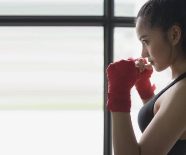 Kırmızı Boks Eldivenli Güzel Fitness Kadını. Çekici Kadın Boksör Eğitimi Spor Salonunda Yumruk.
