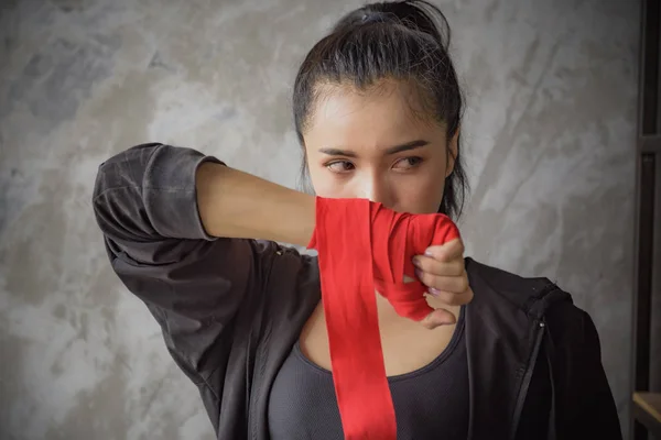 Mãos Fecho Lutador Feminino Usando Bandagens Boxe Preparação — Fotografia de Stock