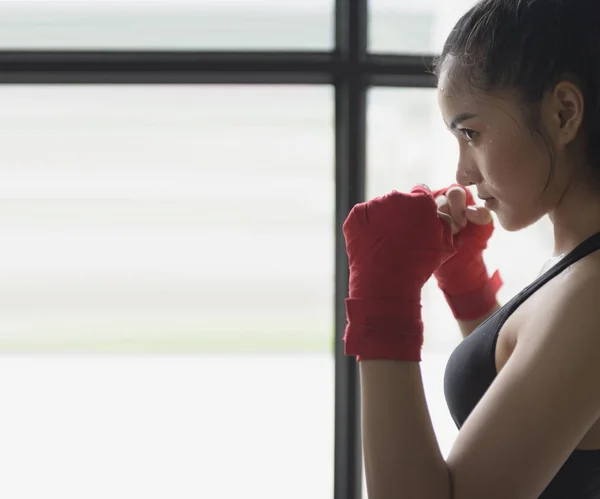 Прекрасна Фітнес Жінка Червоними Боксерськими Рукавицями Привабливе Навчання Жінок Спортивному — стокове фото