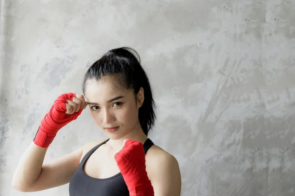 Chica Entrenamiento Boxeo Gimnasio — Foto de Stock