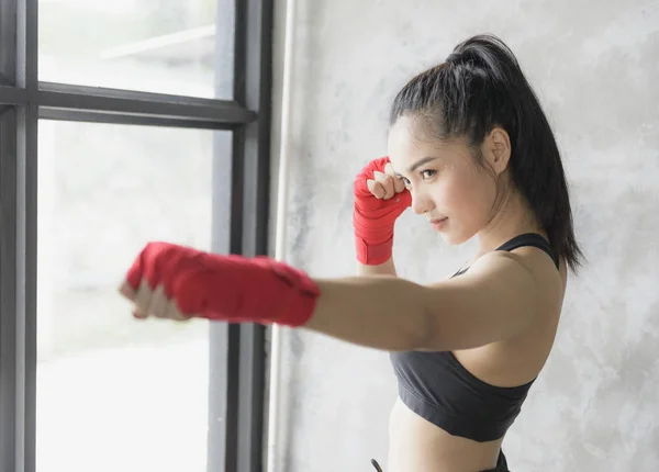 Aantrekkelijke Aziatische Vrouwelijke Bokser Tijdens Training — Stockfoto