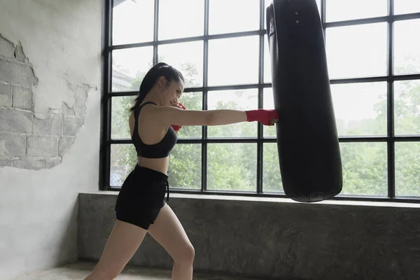 Κορίτσι Fitness Sportswear Και Punching Τσάντες Γυναίκα Kickboxing Άσκηση Στο — Φωτογραφία Αρχείου
