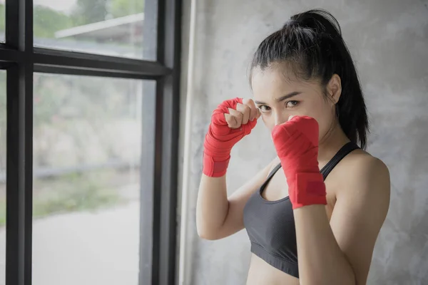 Menina Treinamento Boxe Ginásio — Fotografia de Stock