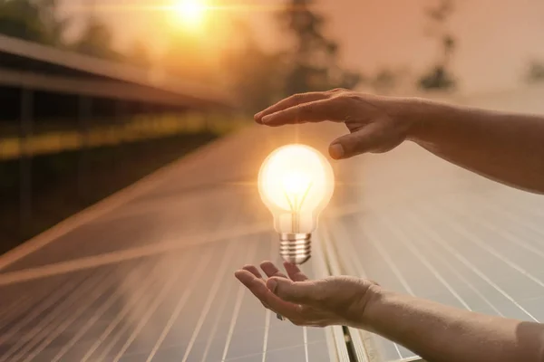 Güneş enerjisini gösteren el yazısı konsepti iş görüntüsü, ısı veya elektrik üreten güneşten gelen radyasyonu gösteriyor..