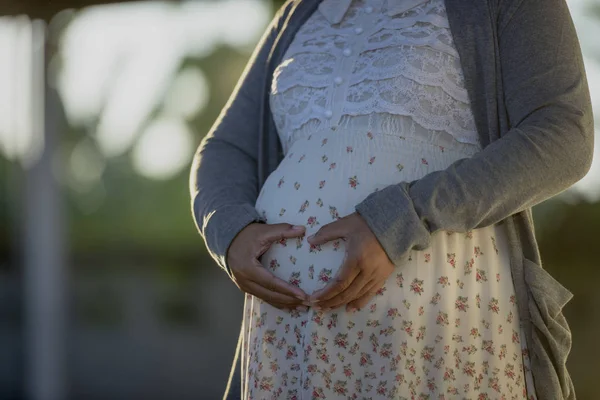 Młoda Ciężarna Kobieta Obejmująca Nagi Brzuch Rękami Zewnątrz Duży Brzuch — Zdjęcie stockowe