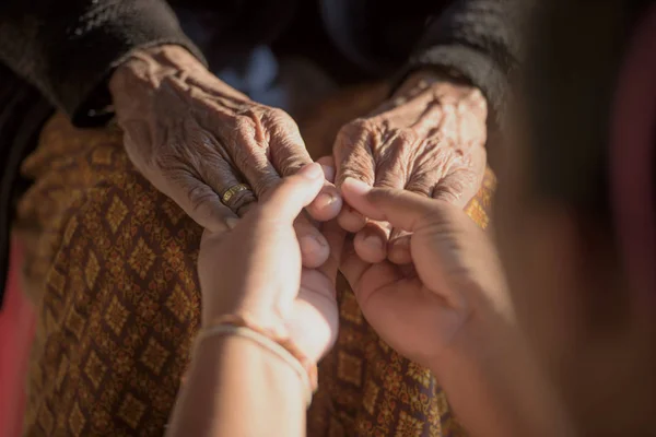 Helfende Hände Altenpflege Hilfe Zum Verständnis Der Alten — Stockfoto