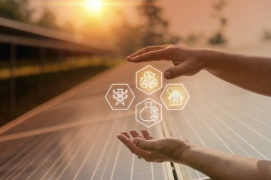 Şirket yöneticisi, çatıdan güneş enerjisinin şebekeye nasıl satılacağı konusunda sunum yapıyor. Enerji üreticisi-tüketicisi, enerji üreticisi, sanal enerji santrali için sanayi ve teknoloji kavramı.