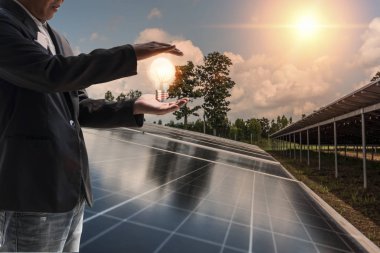 Şirket yöneticisi, çatıdan güneş enerjisinin şebekeye nasıl satılacağı konusunda sunum yapıyor. Enerji üreticisi-tüketicisi, enerji üreticisi, sanal enerji santrali için sanayi ve teknoloji kavramı.