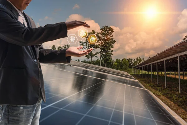 Şirket yöneticisi, çatıdan güneş enerjisinin şebekeye nasıl satılacağı konusunda sunum yapıyor. Enerji üreticisi-tüketicisi, enerji üreticisi, sanal enerji santrali için sanayi ve teknoloji kavramı.