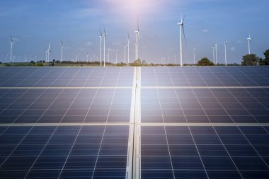 Yenilenebilir yeşil enerji üretimi için doğa peyzaj güneş enerjisi paneli fotovoltaik hücre ve rüzgar türbini çiftlik güç jeneratör ü dostu sanayi. Temiz sürdürülebilir kalkınma konsepti.