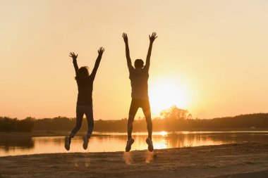 Romantik çift günbatımının ve hayatın tadını çıkarıyor..