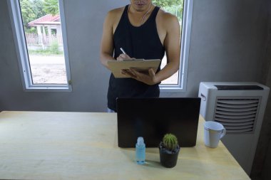 Asyalı erkekler Covid-19 salgını sırasında evde dizüstü bilgisayarlarla çalışıyorlar.. 