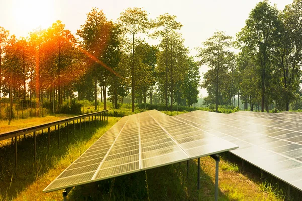 Fotovoltaik güç tedarik sistemleri. Güneş Enerjisi Panelleri. Güneş enerjisi santrali. Ekolojik yenilenebilir enerji kaynağı. - Görüntü
