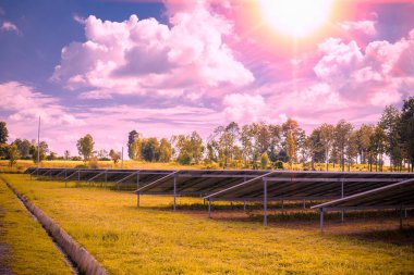 Gökyüzü arka planında fotovoltaik güneş enerjisi paneli, yeşil temiz Alternatif enerji kavramı.