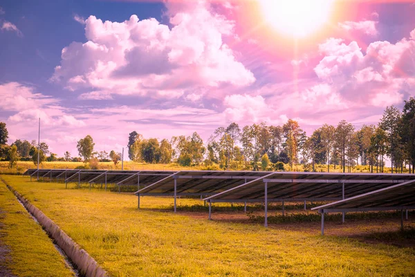 Fotovoltaïsche Zonne Energie Paneel Lucht Achtergrond Groen Schoon Alternatieve Energie — Stockfoto