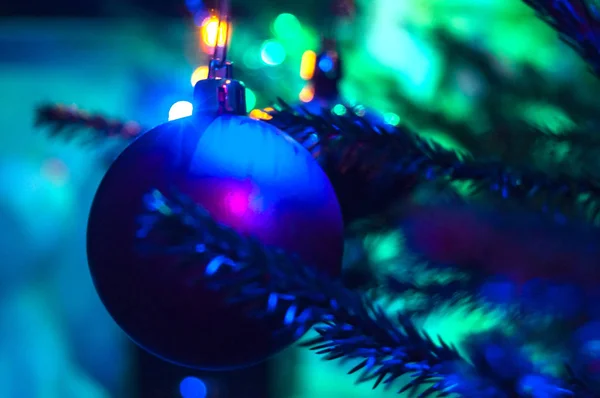 クリスマスツリー上の美しいおもちゃは 自宅やオフィスでクリスマス気分と快適さを作成します — ストック写真