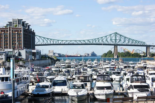 Jacques-Cartier köprüsü Montreal 'in eski limanında yat limanına bakan. 