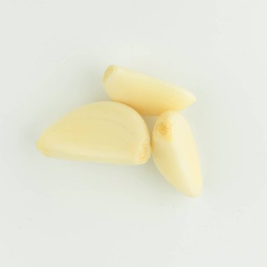 Beyaz arkaplanda sarımsak izole edilmiş.