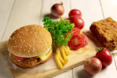 ahşap zemin üzerine ev yapımı hamburger closeup