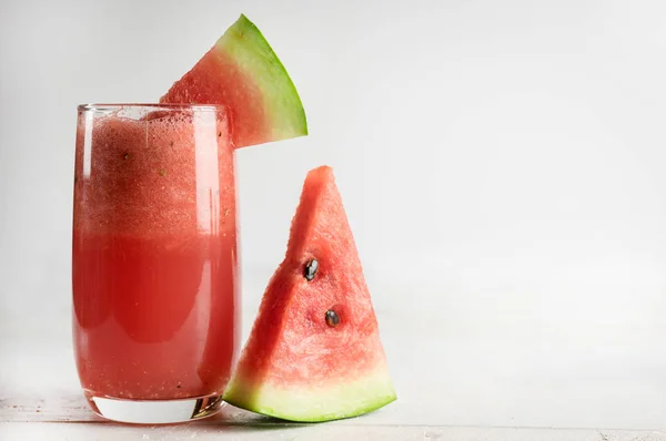 Jugo de sandía sobre fondo blanco de madera — Foto de Stock