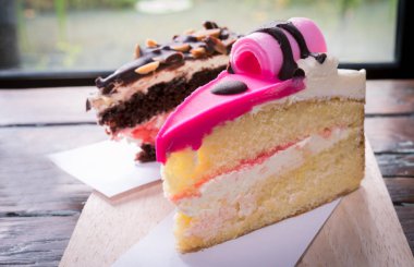 dilim çilekli kek krem dilim çikolatalı kek ile 