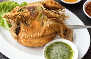 Balık fishsauce lezzetli Tay gıda ile ateş