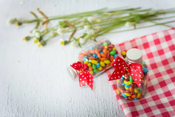 テーブルの上の瓶に赤ちゃんギフト カラフルなキャンディー — ストック写真