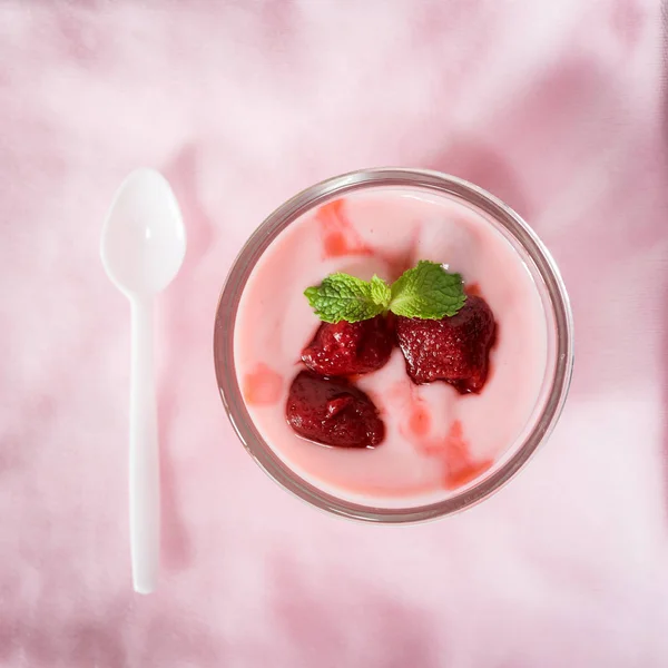在木制的草莓草莓酸奶。草莓酸奶 — 图库照片