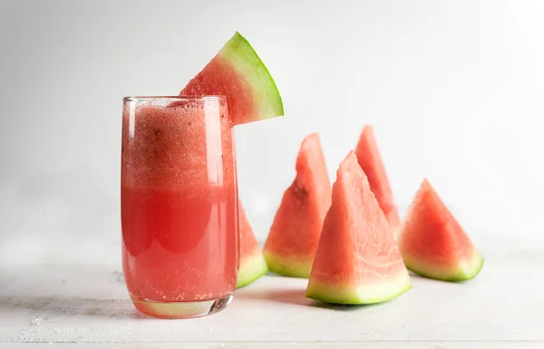 Jugo de sandía sobre fondo blanco de madera — Foto de Stock