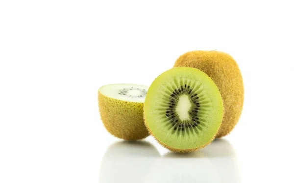 Kiwi frutas isoladas no recorte fundo branco — Fotografia de Stock