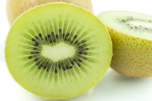 Fructe tăiate kiwi izolate pe decuparea fundalului alb — Fotografie, imagine de stoc