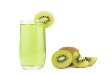 Beyaz arka plan üzerinde izole kivi suyu