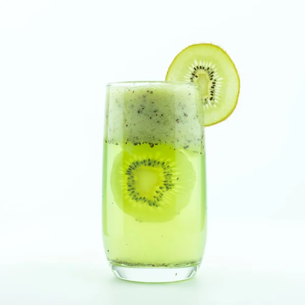 Succo di kiwi fresco in vetro isolato su bianco — Foto Stock