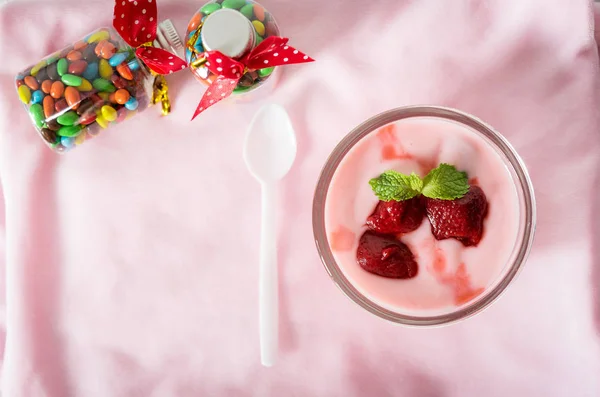 Çilekli yoğurt çilek üzerinde pembe bir arka plan ile. strawberr — Stok fotoğraf