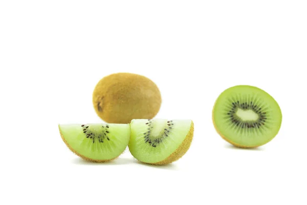 Fruta kiwi fatiada isolada no recorte de fundo branco — Fotografia de Stock