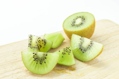 Beyaz arka plan üzerinde kesme izole kivi dilimlenmiş