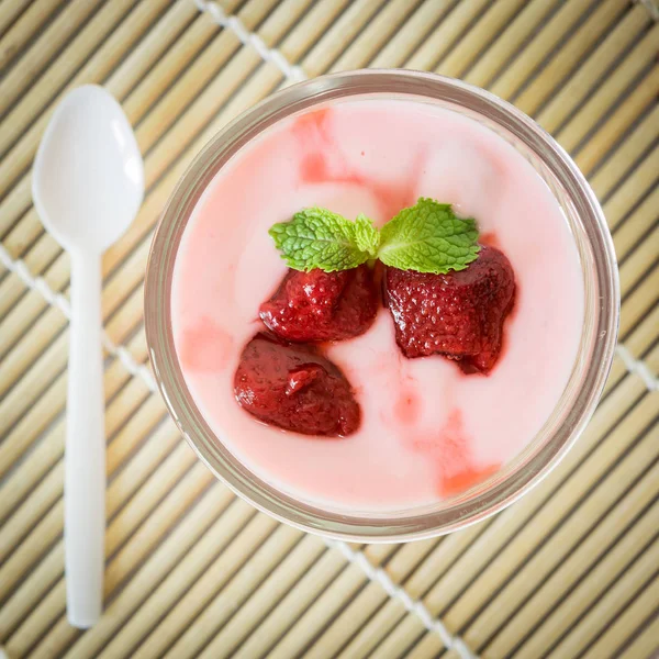 在木制的草莓草莓酸奶。草莓酸奶 — 图库照片