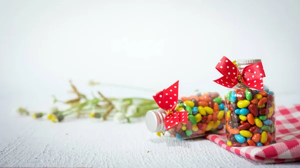 Cadeau bébé Bonbons colorés en pot sur la table — Photo