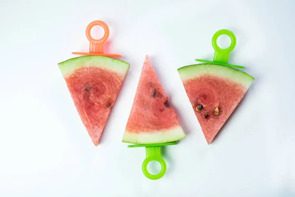 Plakken watermeloen op witte achtergrond — Stockfoto