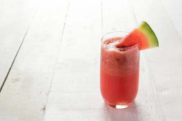 Jugo de sandía sobre fondo blanco de madera — Foto de Stock