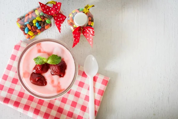 Клубничный йогурт с клубникой на дереве. клубничный йогурт — стоковое фото