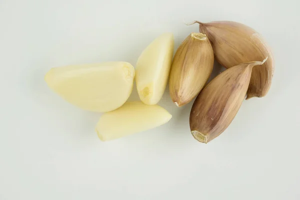 Knoblauch isoliert auf weißem Hintergrund — Stockfoto