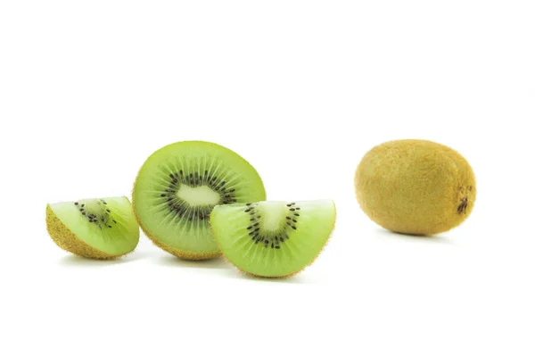 Fruta kiwi fatiada isolada no recorte de fundo branco — Fotografia de Stock