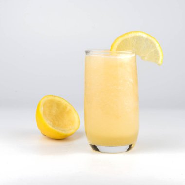 Beyaz zemin üzerine limon suyu