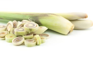 Beyaz arka planda taze limon otu