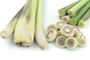 Beyaz arka planda taze limon otu