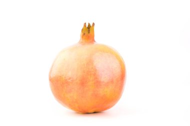 Nar beyaz bir arka plan üzerinde izole yaprakları ile.