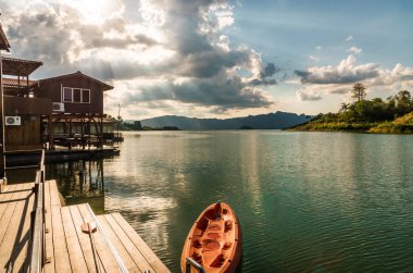 Peyzaj dağlar ve günbatımı gökyüzü, kanchanabu su görünümünde