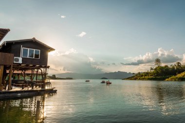 Peyzaj dağlar ve günbatımı gökyüzü, kanchanabu su görünümünde