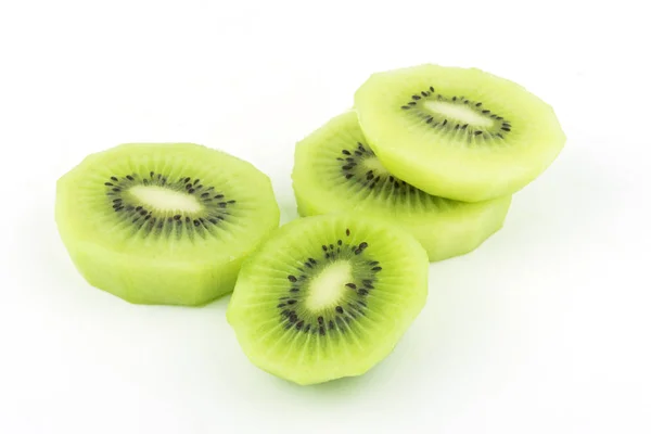 Buah kiwi yang diiris diisolasi pada potongan latar belakang putih — Stok Foto